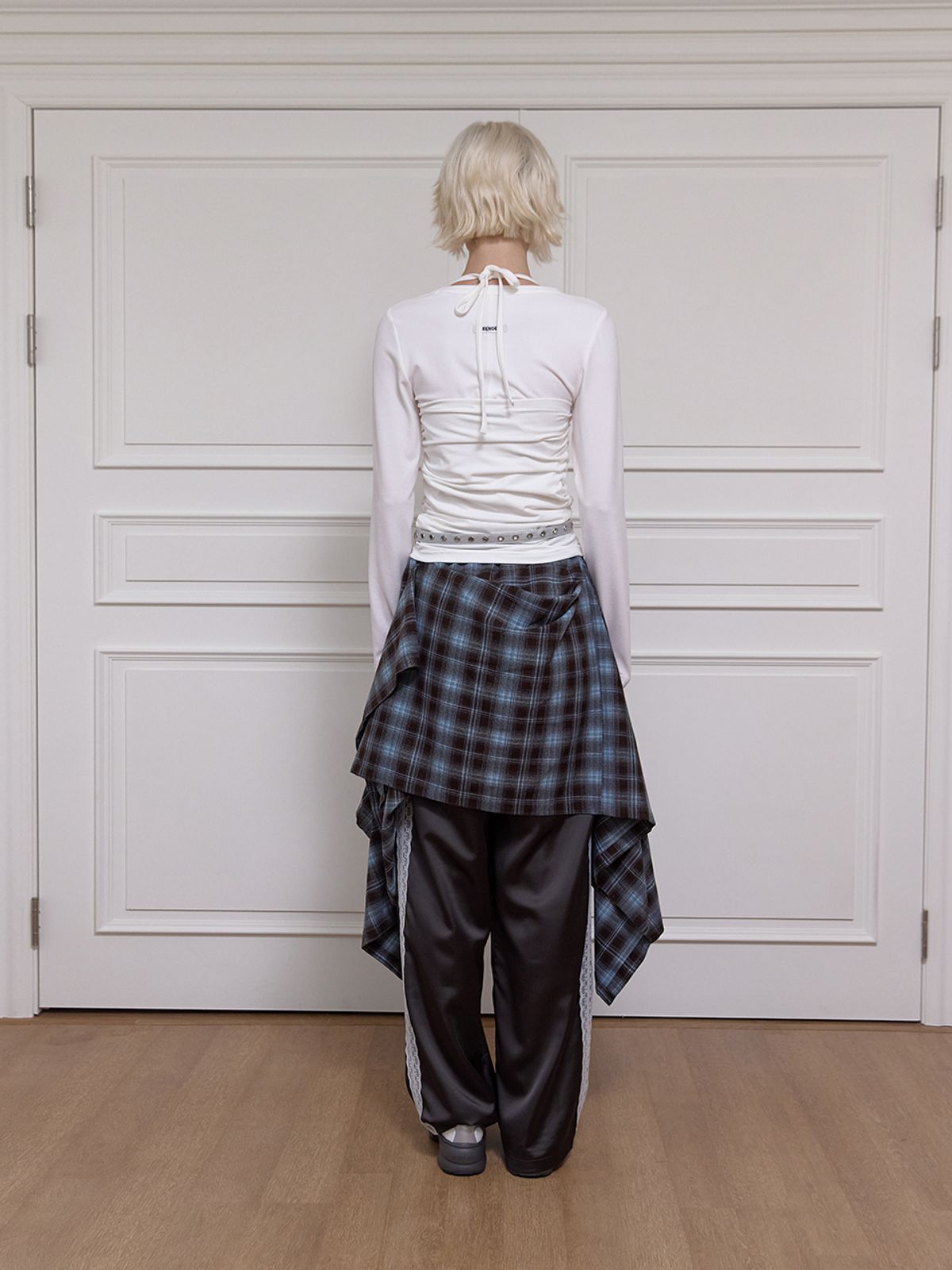 민더리(MEENDERI) FLOWER EYELET SHIRRING SLEEVELESS - WHITE