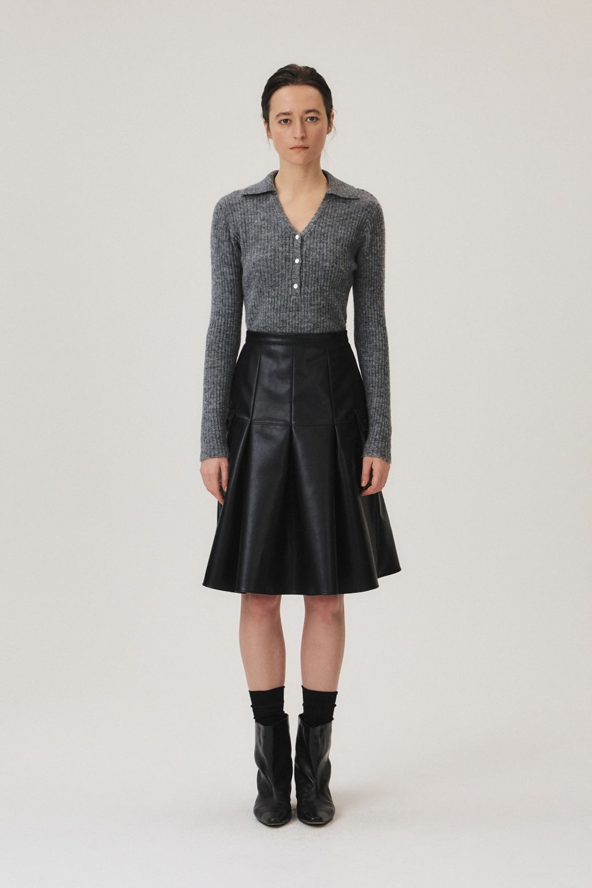 쿠메(KUMÉ) Vegan Leather Pleated Cargo Skirt, Black