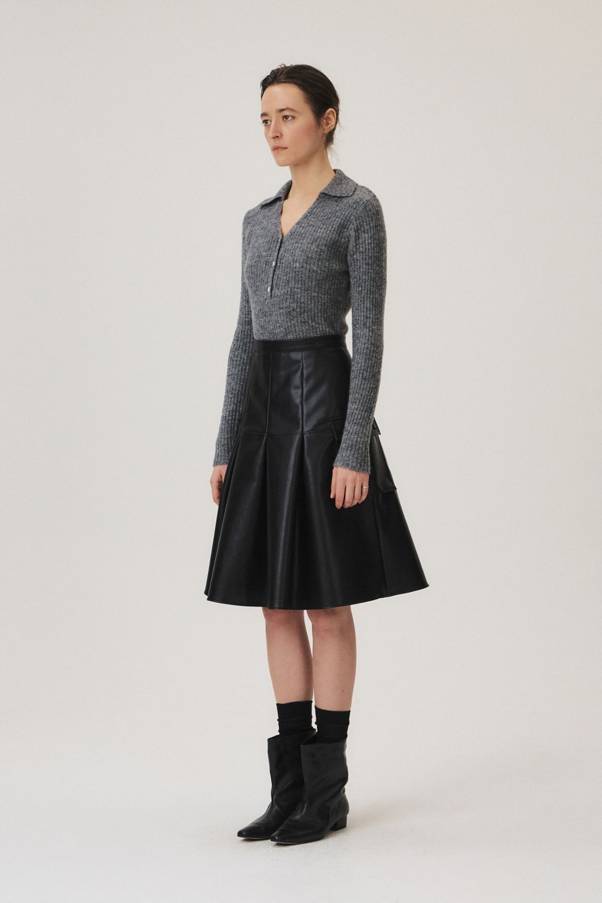 쿠메(KUMÉ) Vegan Leather Pleated Cargo Skirt, Black