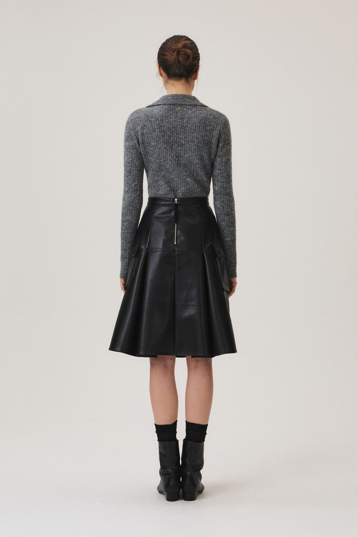 쿠메(KUMÉ) Vegan Leather Pleated Cargo Skirt, Black