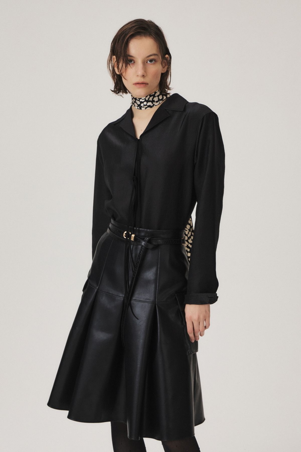 쿠메(KUMÉ) Vegan Leather Pleated Cargo Skirt, Black