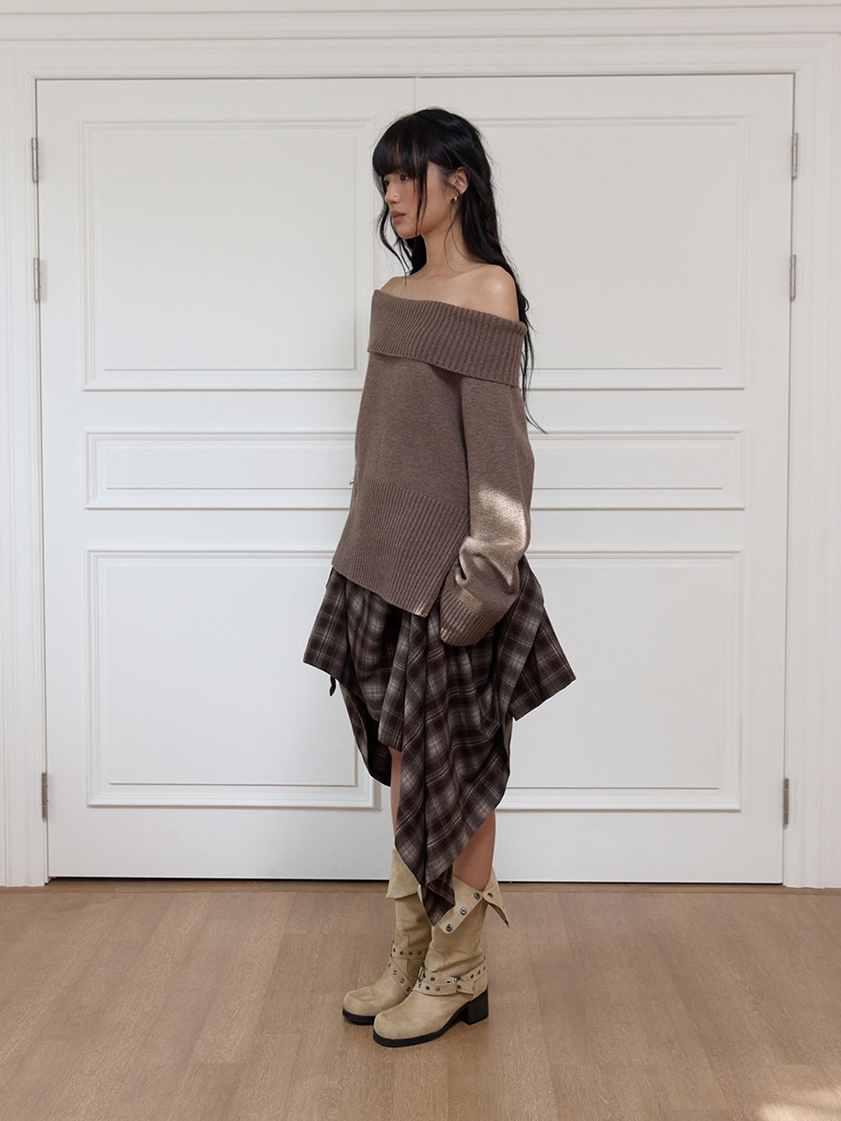 민더리(MEENDERI) FOLDED OFF-SHOULDER KNIT - BROWN