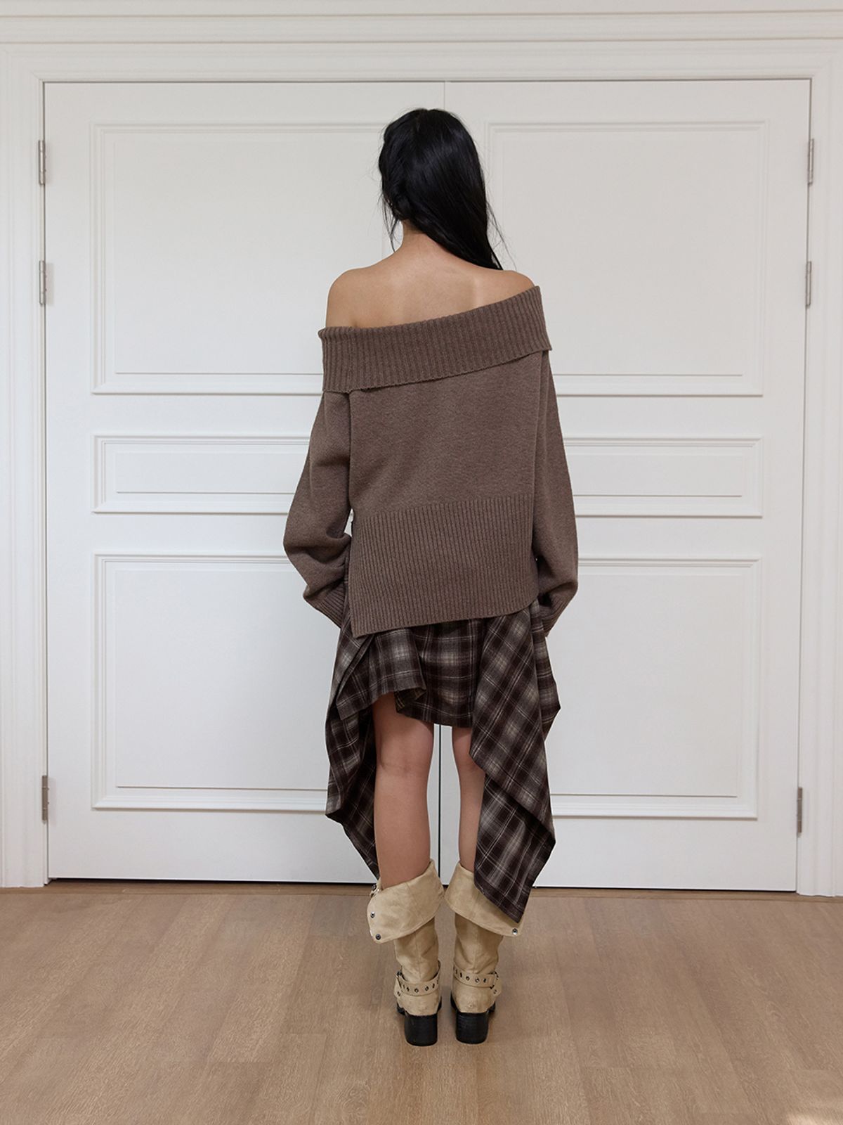 민더리(MEENDERI) FOLDED OFF-SHOULDER KNIT - BROWN
