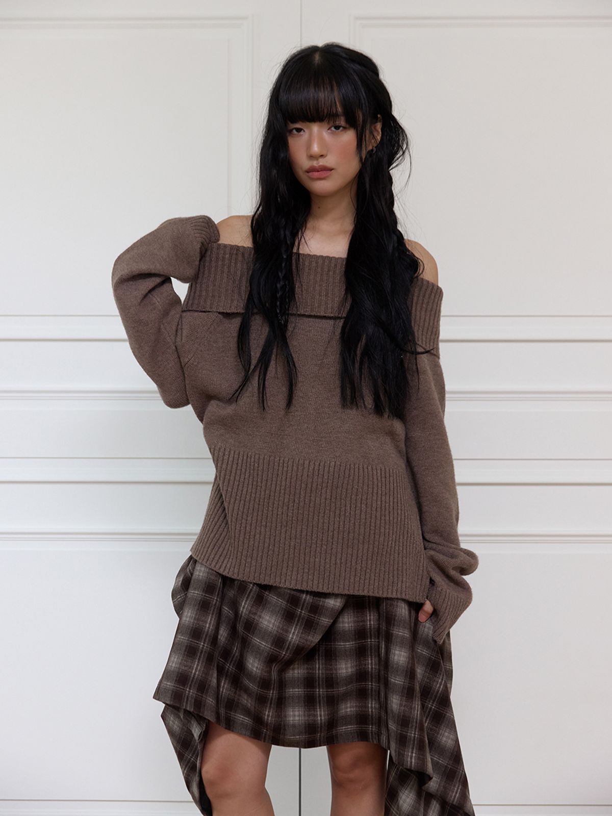민더리(MEENDERI) FOLDED OFF-SHOULDER KNIT - BROWN