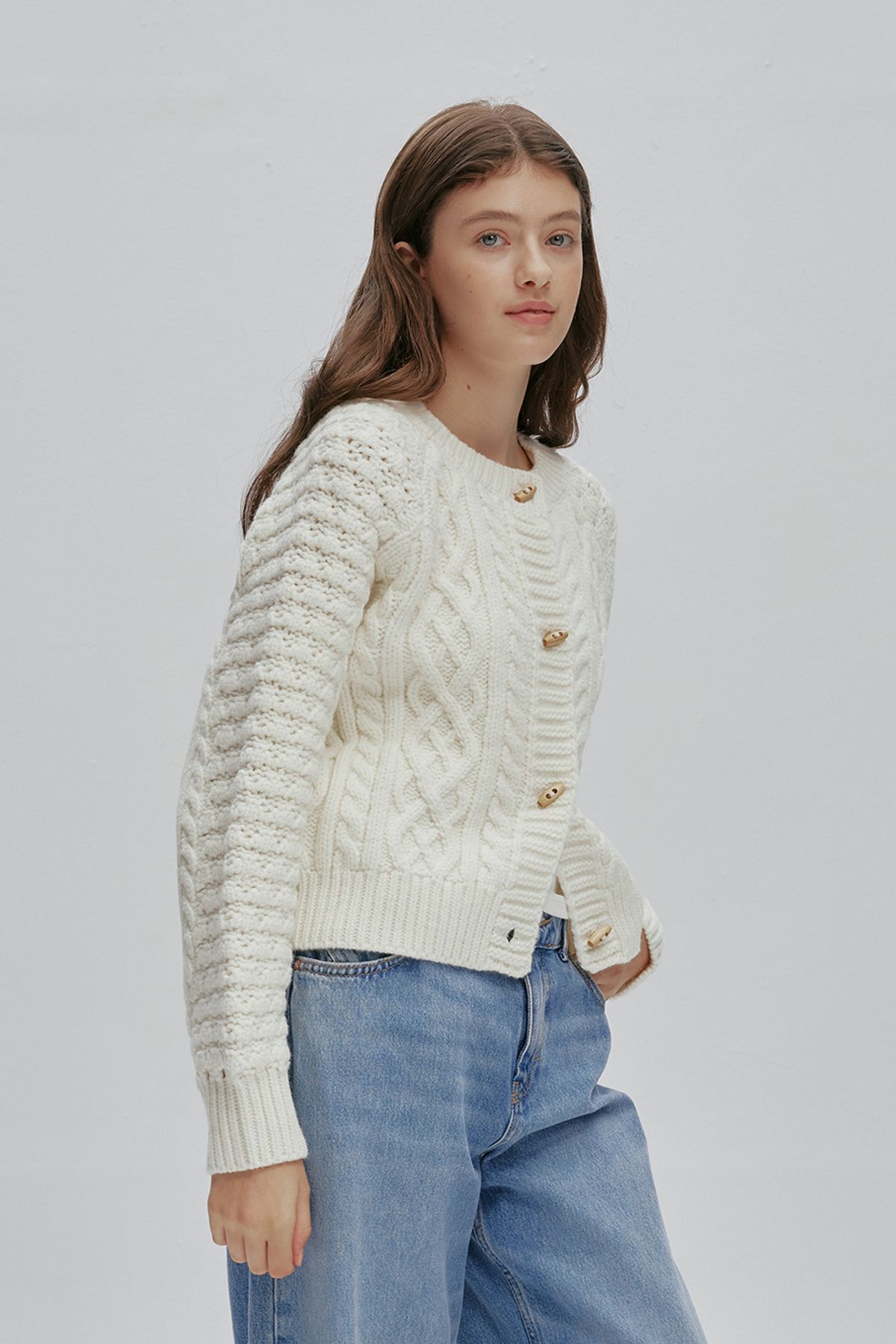 애프터아워즈(AFTERHOURS) COZY CABLE KNIT CARDIGAN (IVORY)