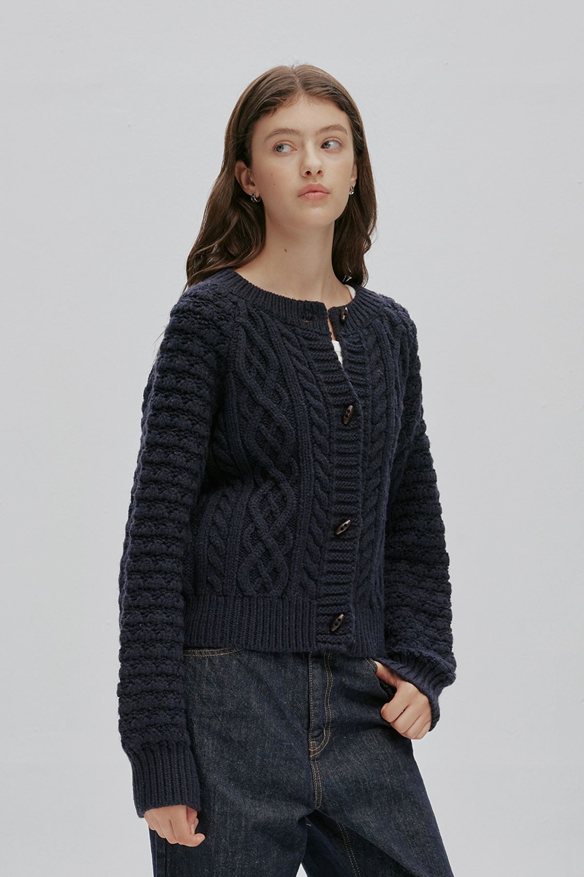 애프터아워즈(AFTERHOURS) COZY CABLE KNIT CARDIGAN (NAVY)