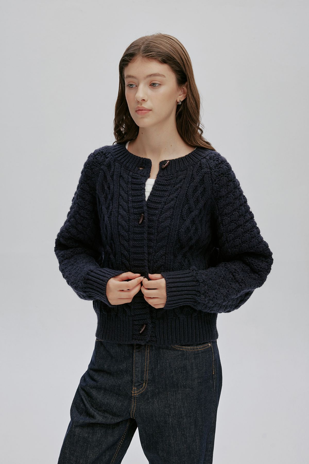 애프터아워즈(AFTERHOURS) COZY CABLE KNIT CARDIGAN (NAVY)