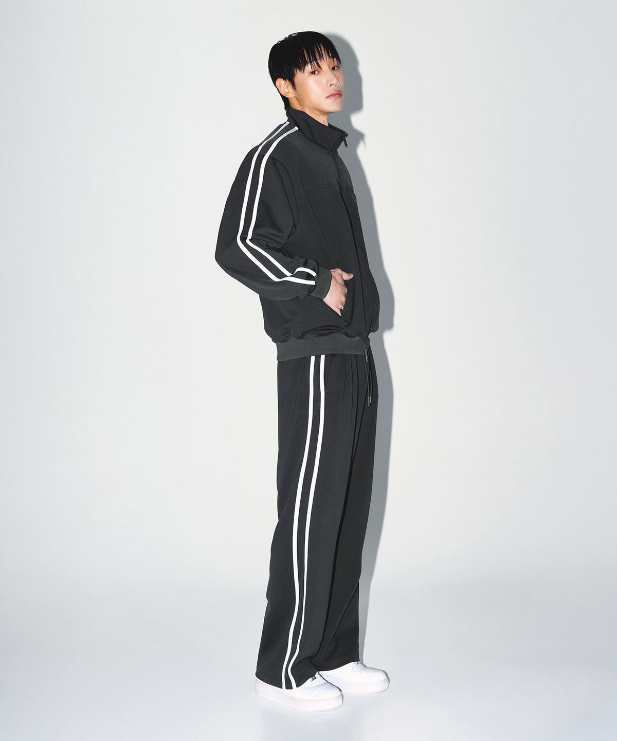 본투윈(BORN TO WIN) CHROME B JERSEY TRACK PANTS [CHARCOAL]