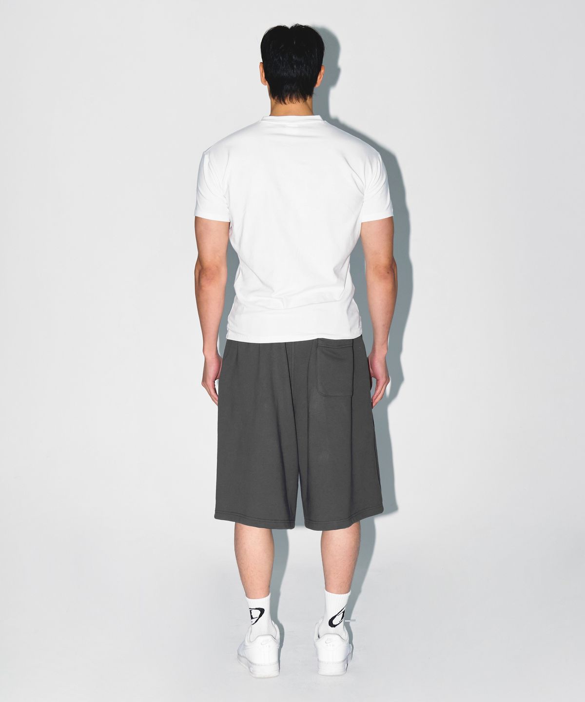 본투윈(BORN TO WIN) B-SYMBOL LOGO PINTUCK BERMUDA PANTS [CHARCOAL]