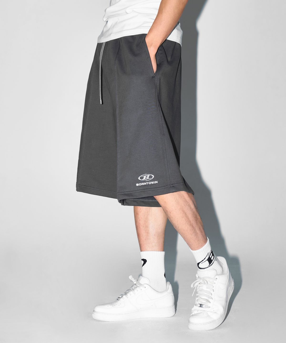 본투윈(BORN TO WIN) B-SYMBOL LOGO PINTUCK BERMUDA PANTS [CHARCOAL]