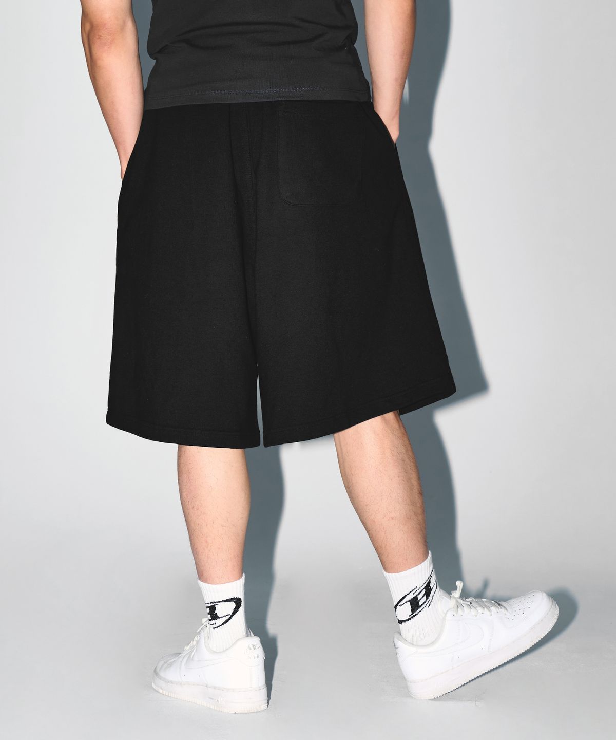 본투윈(BORN TO WIN) B-SYMBOL LOGO PINTUCK BERMUDA PANTS [BLACK]