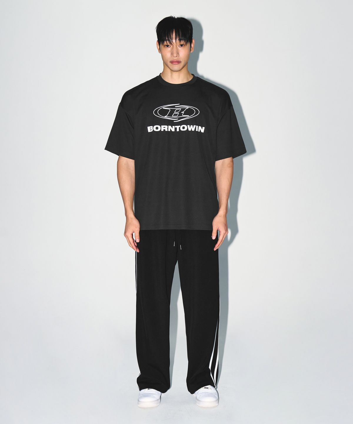 본투윈(BORN TO WIN) STROKE B LOGO SEMI OVER FIT T-SHIRTS [CHARCOAL]