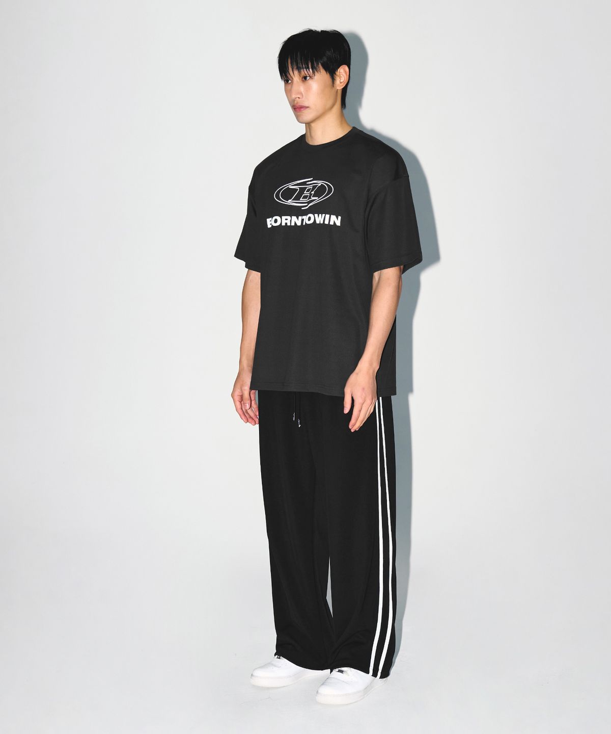 본투윈(BORN TO WIN) STROKE B LOGO SEMI OVER FIT T-SHIRTS [CHARCOAL]