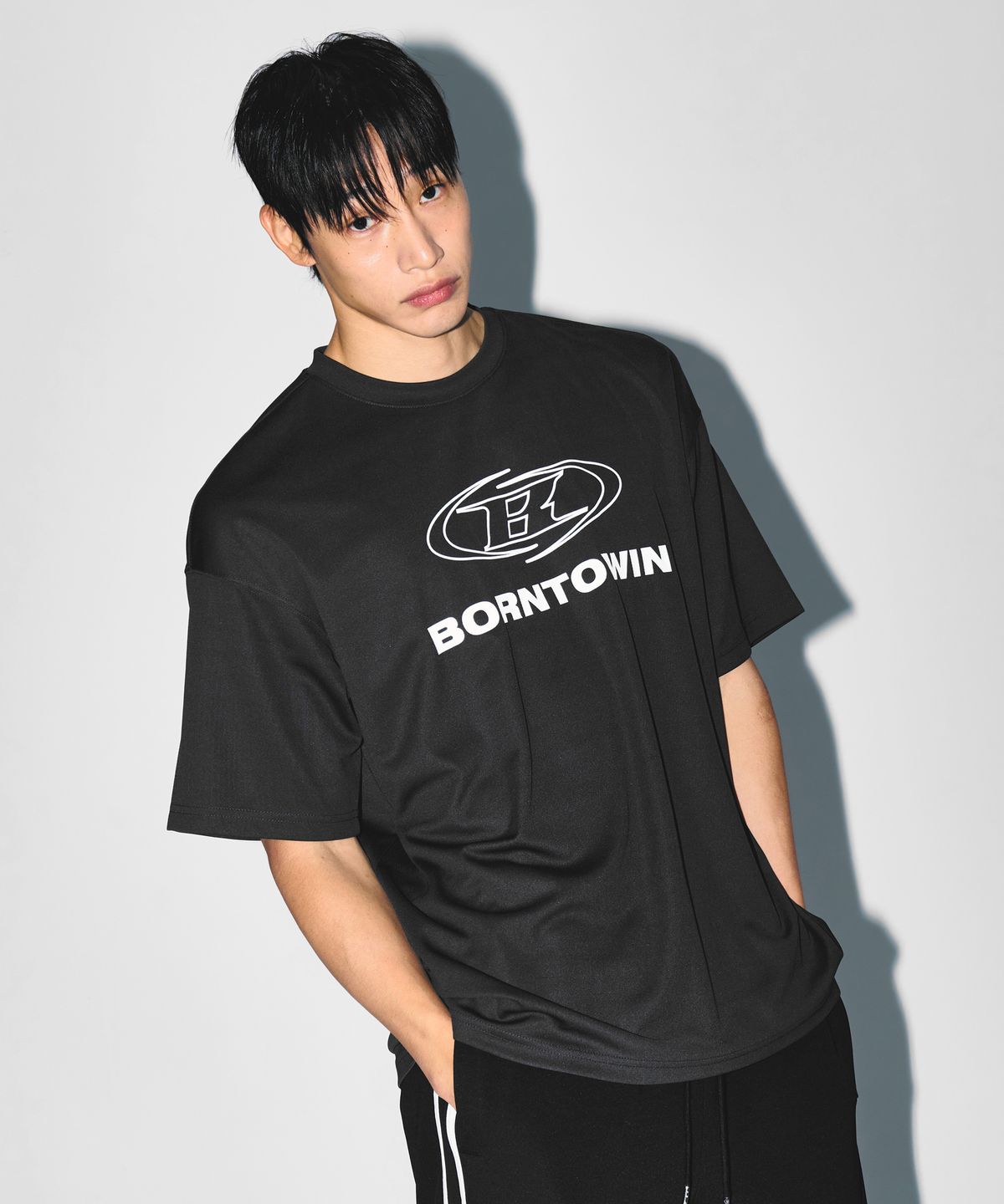 본투윈(BORN TO WIN) STROKE B LOGO SEMI OVER FIT T-SHIRTS [CHARCOAL]