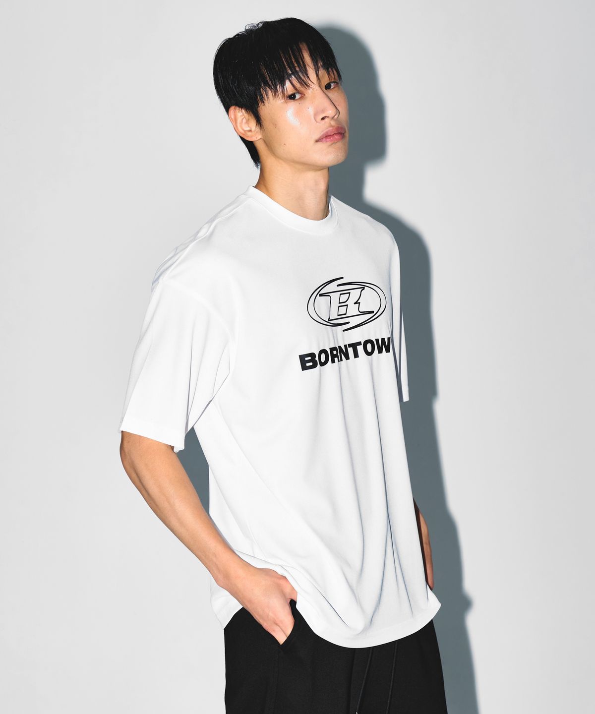 본투윈(BORN TO WIN) STROKE B LOGO SEMI OVER FIT T-SHIRTS [WHITE]