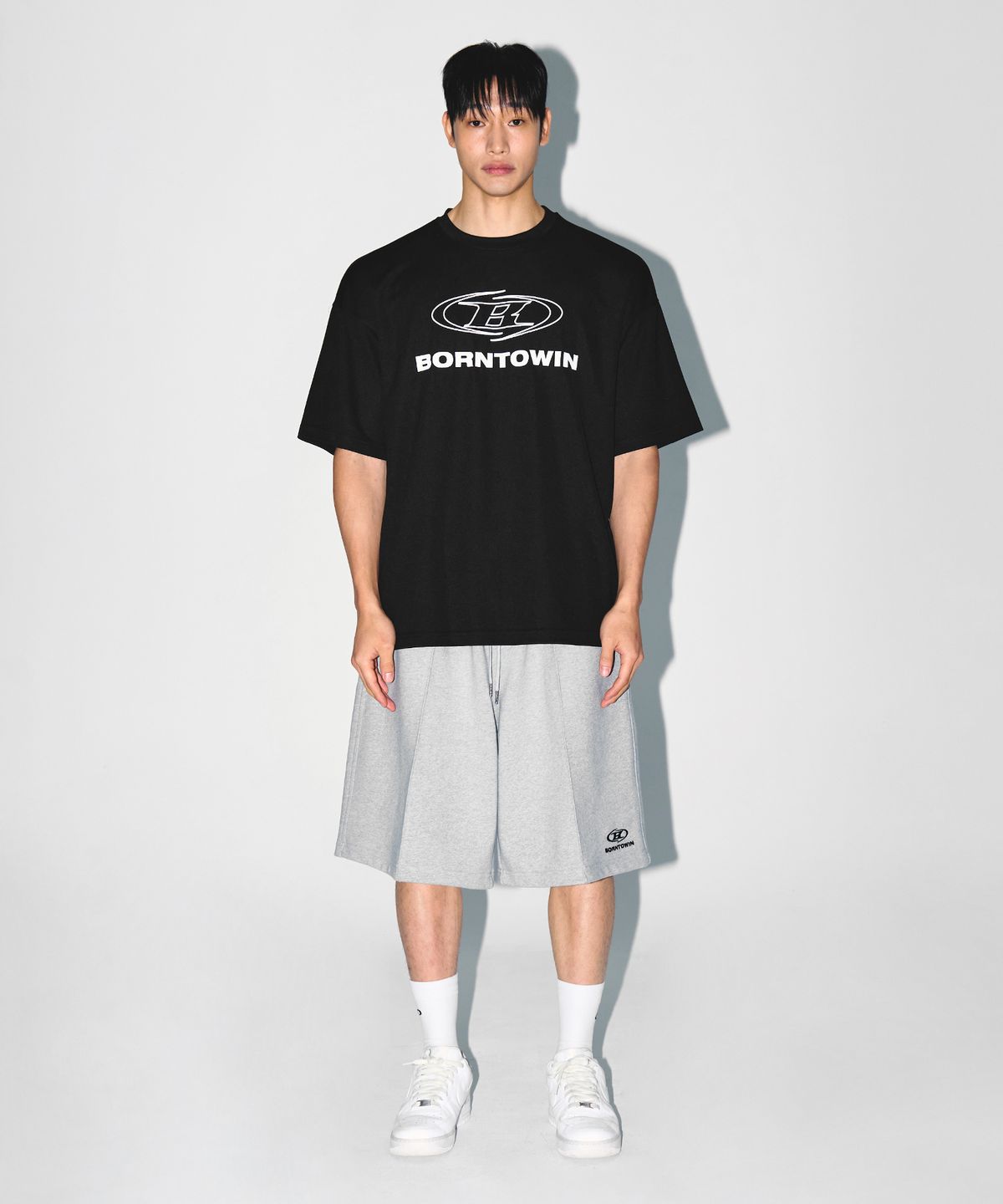 본투윈(BORN TO WIN) STROKE B LOGO SEMI OVER FIT T-SHIRTS [BLACK]
