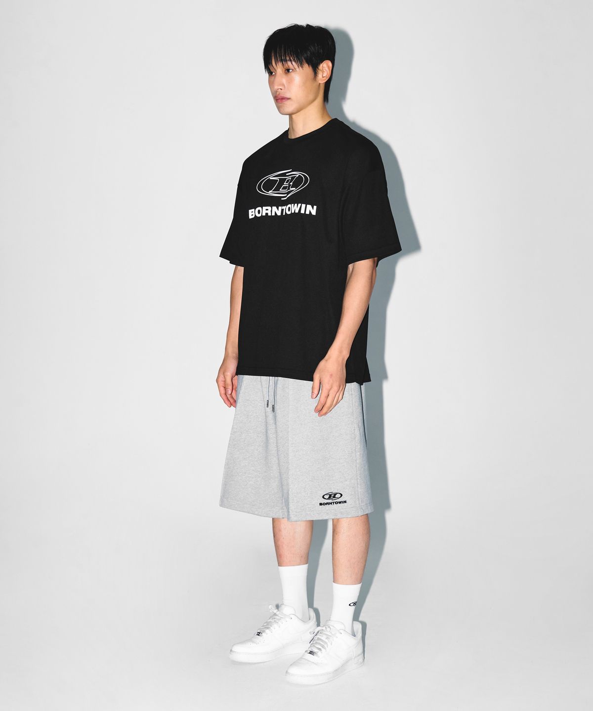 본투윈(BORN TO WIN) STROKE B LOGO SEMI OVER FIT T-SHIRTS [BLACK]