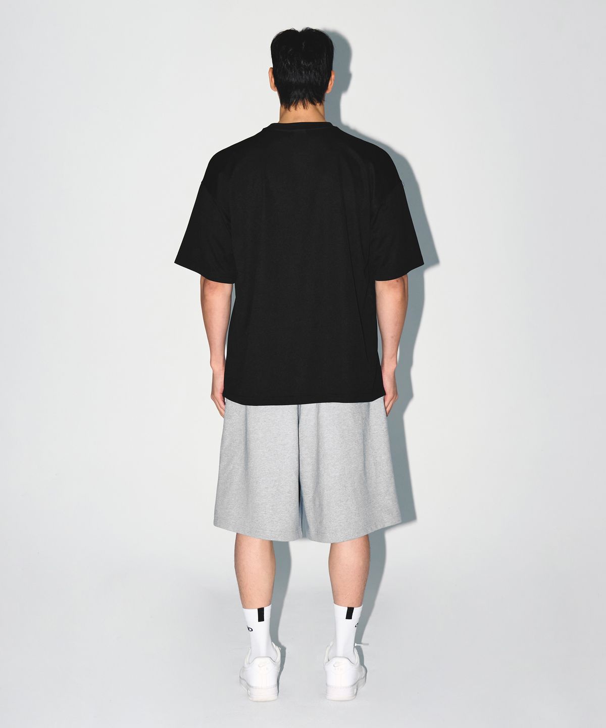본투윈(BORN TO WIN) STROKE B LOGO SEMI OVER FIT T-SHIRTS [BLACK]