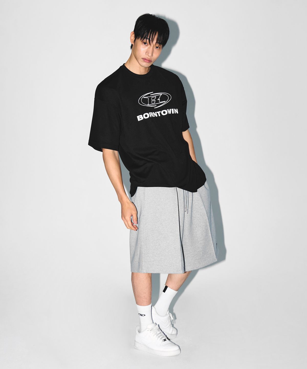 본투윈(BORN TO WIN) STROKE B LOGO SEMI OVER FIT T-SHIRTS [BLACK]