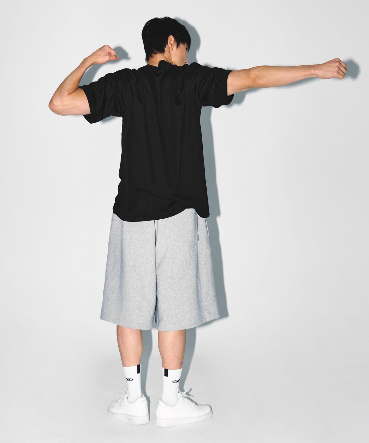 본투윈(BORN TO WIN) STROKE B LOGO SEMI OVER FIT T-SHIRTS [BLACK]