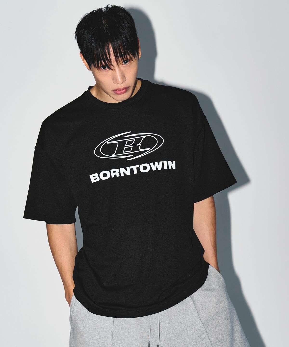 본투윈(BORN TO WIN) STROKE B LOGO SEMI OVER FIT T-SHIRTS [BLACK]