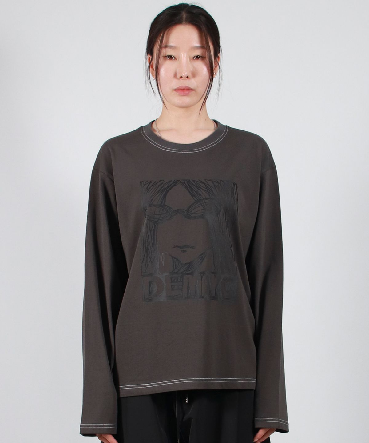 드마크(DEMARC) MARC ILLUST STITCH BOXY LONG SLEEVE - Charcoal