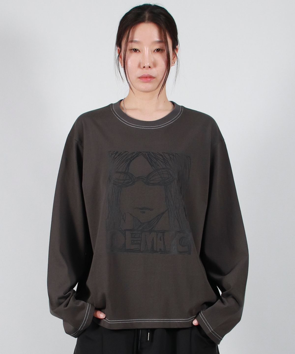 드마크(DEMARC) MARC ILLUST STITCH BOXY LONG SLEEVE - Charcoal