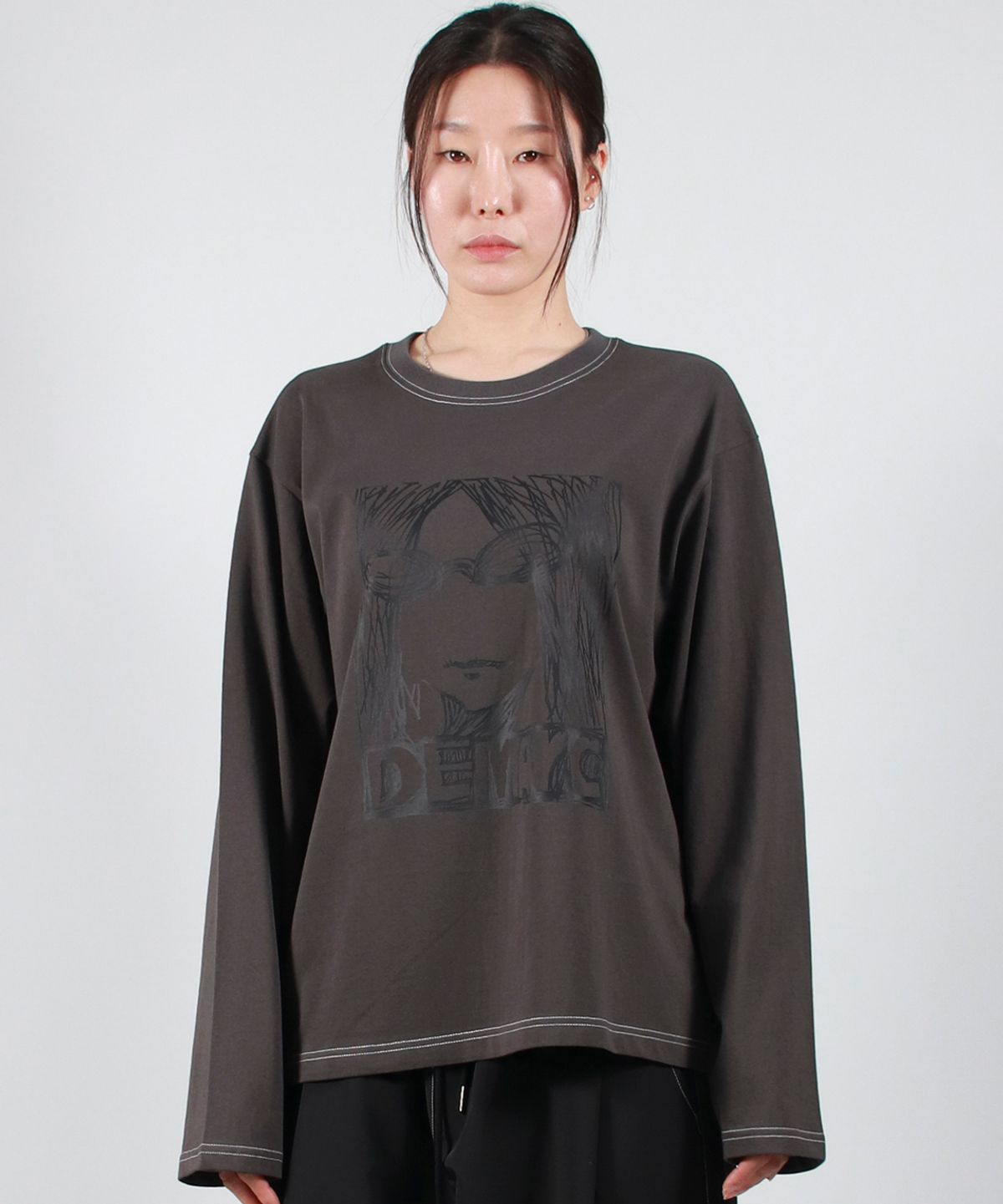 드마크(DEMARC) MARC ILLUST STITCH BOXY LONG SLEEVE - Charcoal