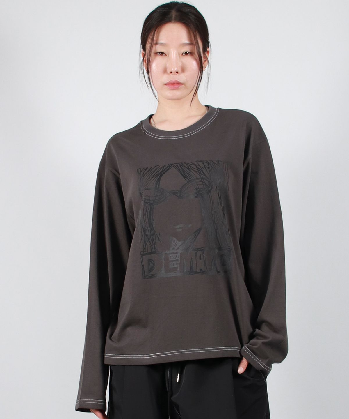 드마크(DEMARC) MARC ILLUST STITCH BOXY LONG SLEEVE - Charcoal