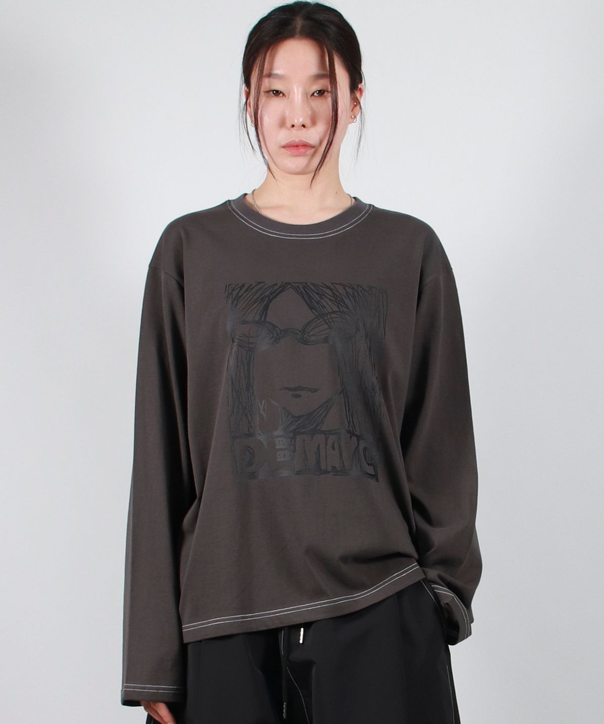 드마크(DEMARC) MARC ILLUST STITCH BOXY LONG SLEEVE - Charcoal