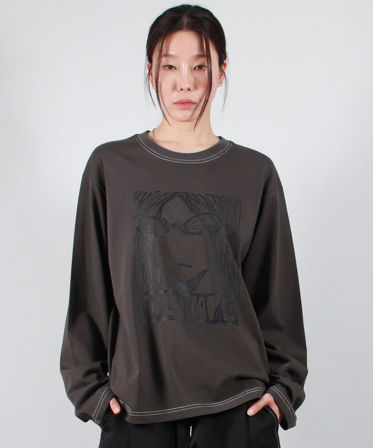 드마크(DEMARC) MARC ILLUST STITCH BOXY LONG SLEEVE - Charcoal