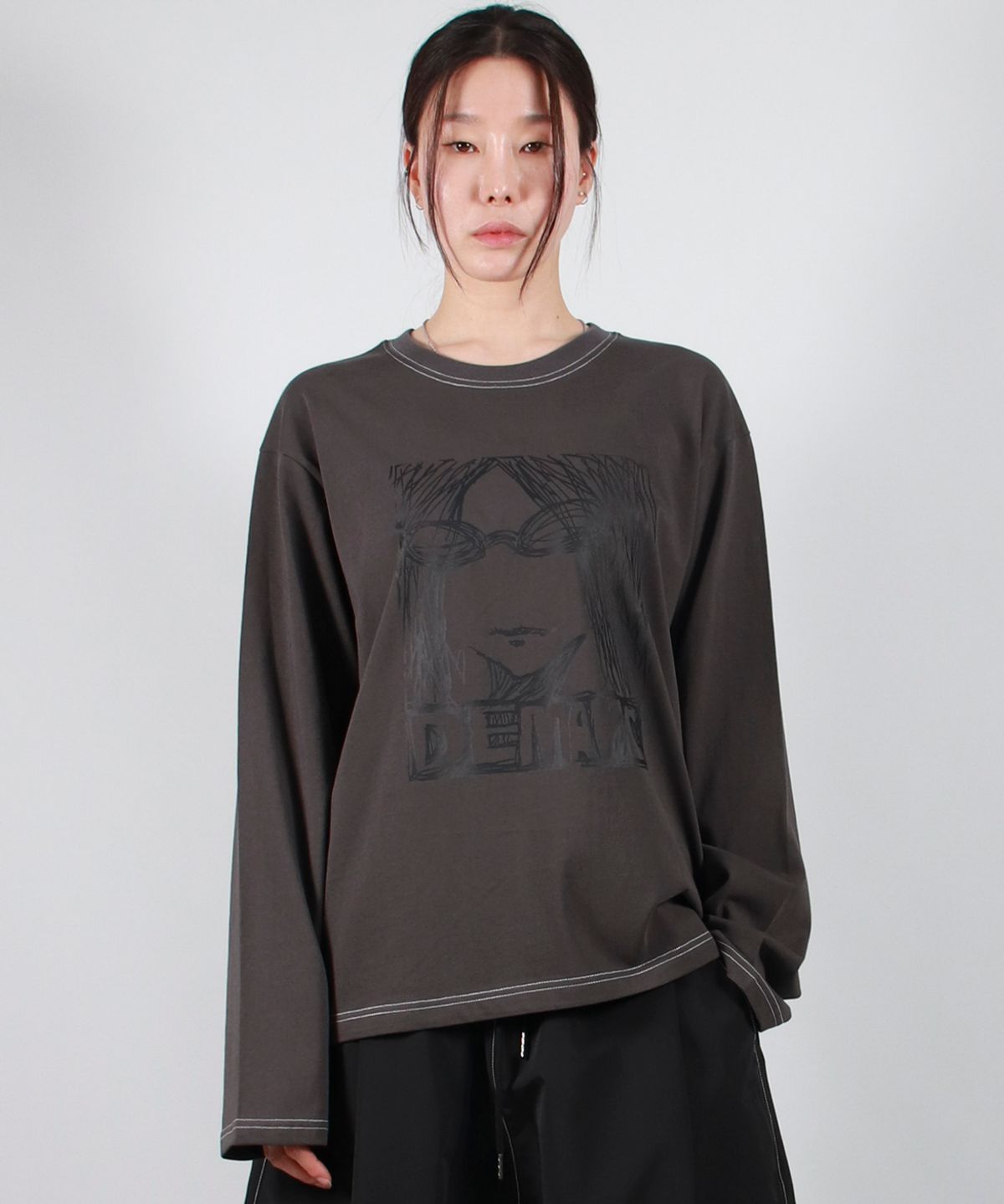 드마크(DEMARC) MARC ILLUST STITCH BOXY LONG SLEEVE - Charcoal