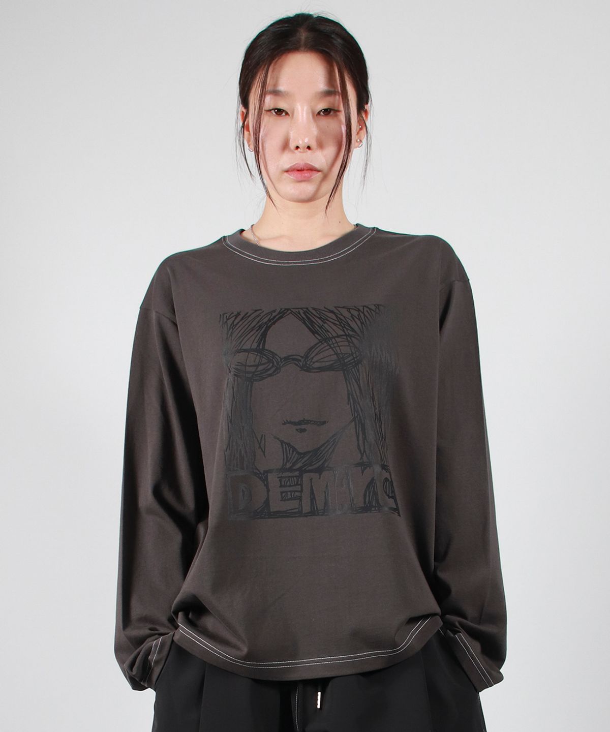 드마크(DEMARC) MARC ILLUST STITCH BOXY LONG SLEEVE - Charcoal