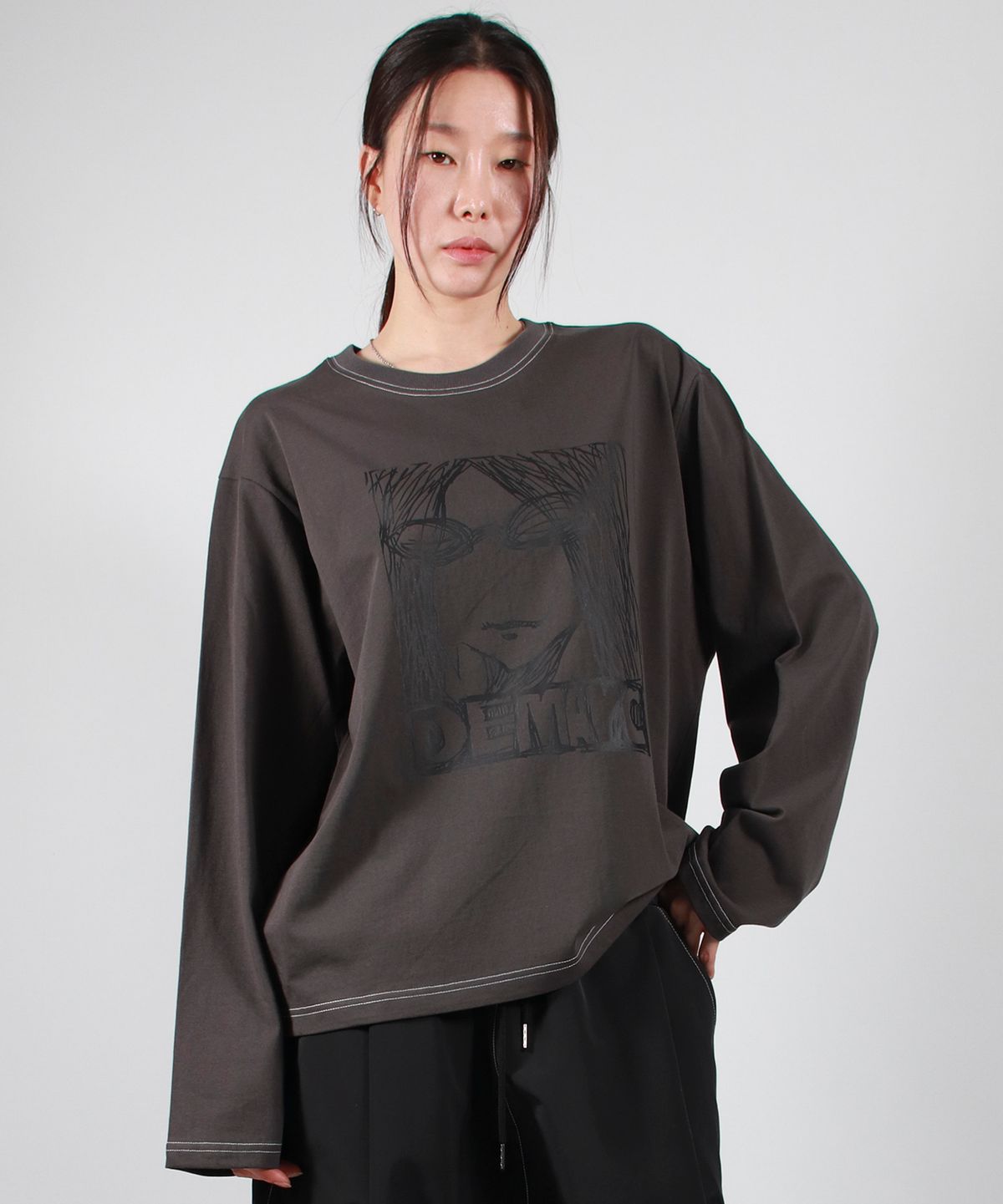 드마크(DEMARC) MARC ILLUST STITCH BOXY LONG SLEEVE - Charcoal