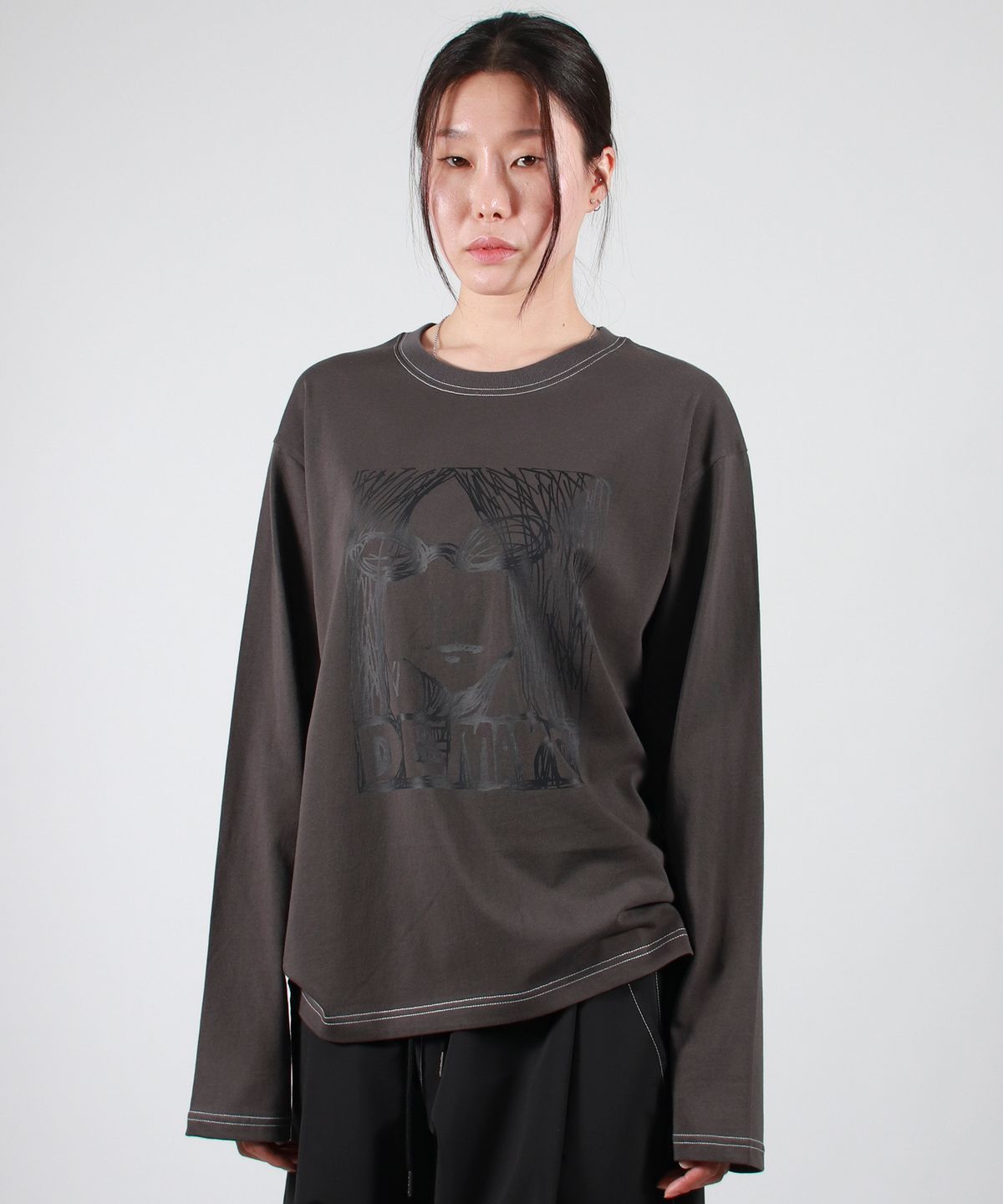드마크(DEMARC) MARC ILLUST STITCH BOXY LONG SLEEVE - Charcoal