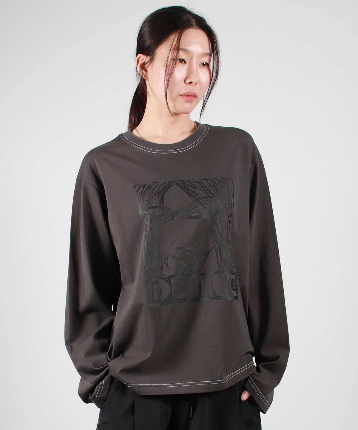 드마크(DEMARC) MARC ILLUST STITCH BOXY LONG SLEEVE - Charcoal