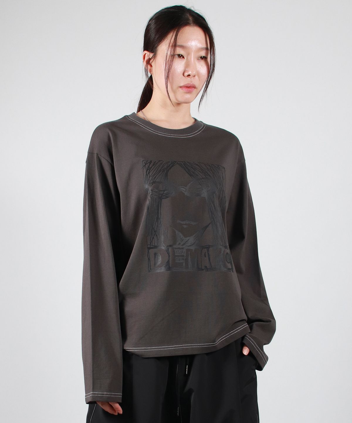 드마크(DEMARC) MARC ILLUST STITCH BOXY LONG SLEEVE - Charcoal