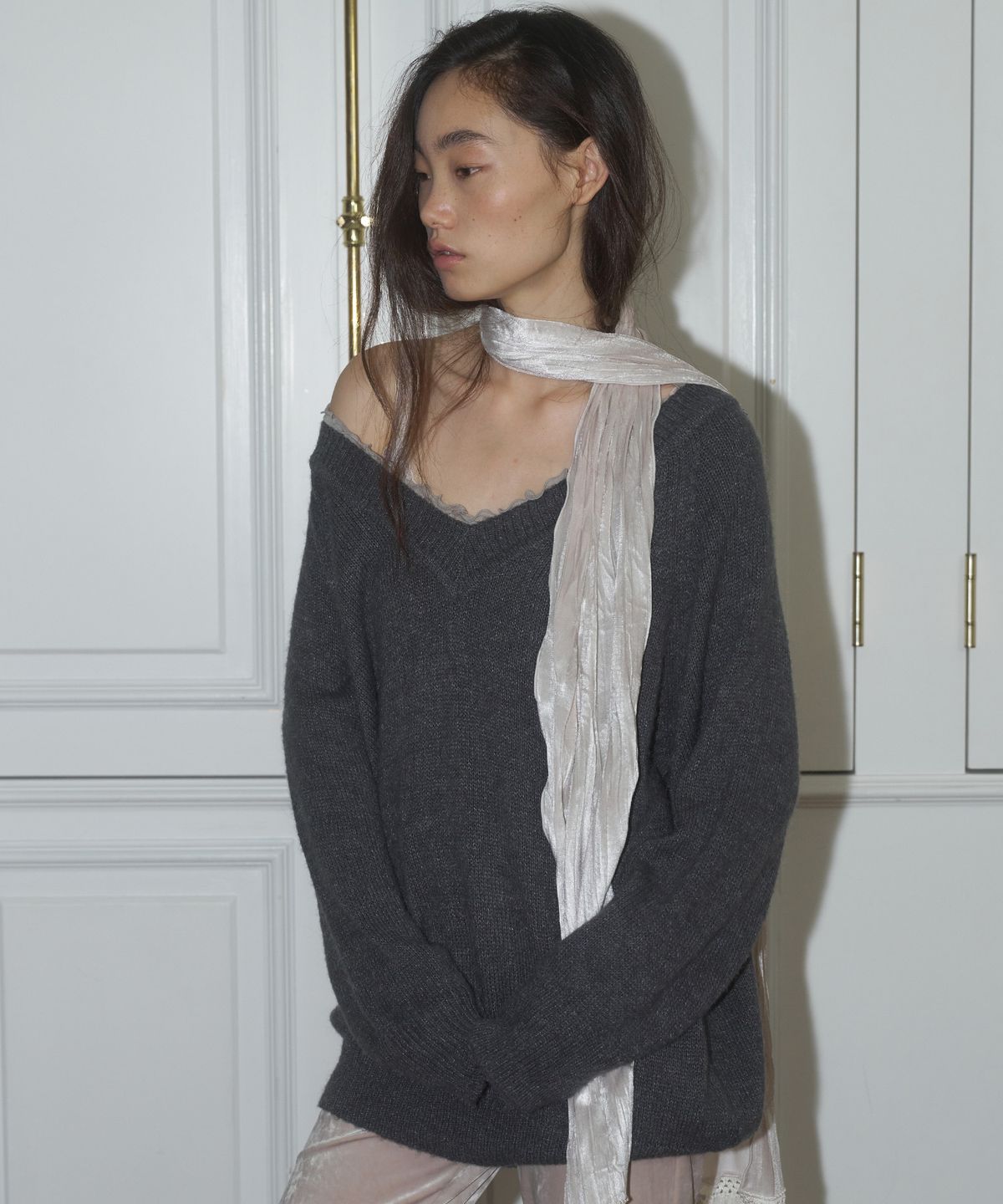 더포르타(THEPORTA) THEPORTA LOGO V-NECK KNIT, MELANGE GRAY