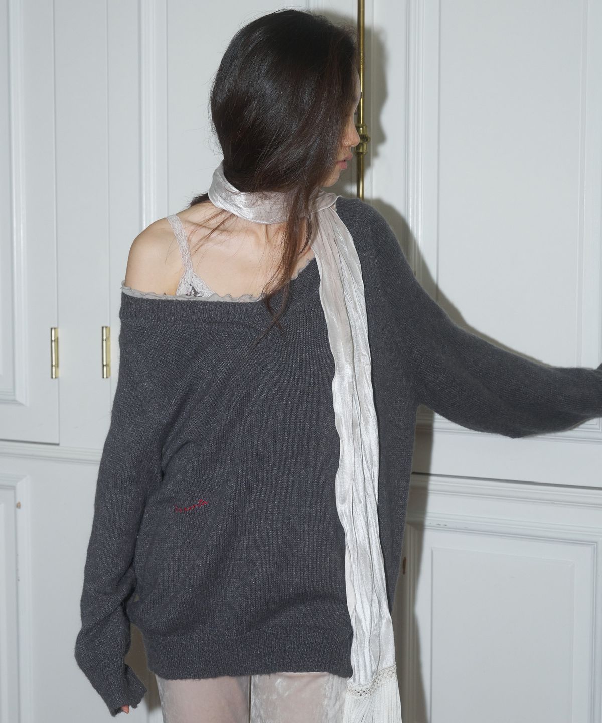 더포르타(THEPORTA) THEPORTA LOGO V-NECK KNIT, MELANGE GRAY
