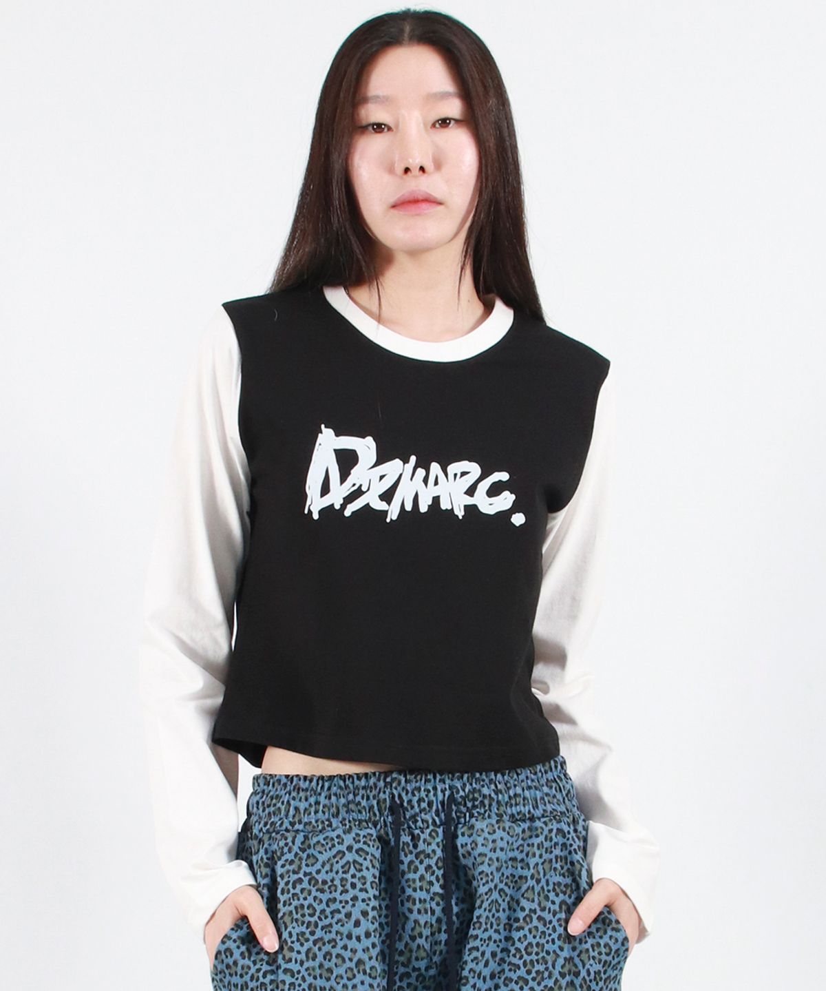 드마크(DEMARC) TOUCH LOGO COLOR-BLOCK SEMI CROP LONG SLEEVE -  Black&White