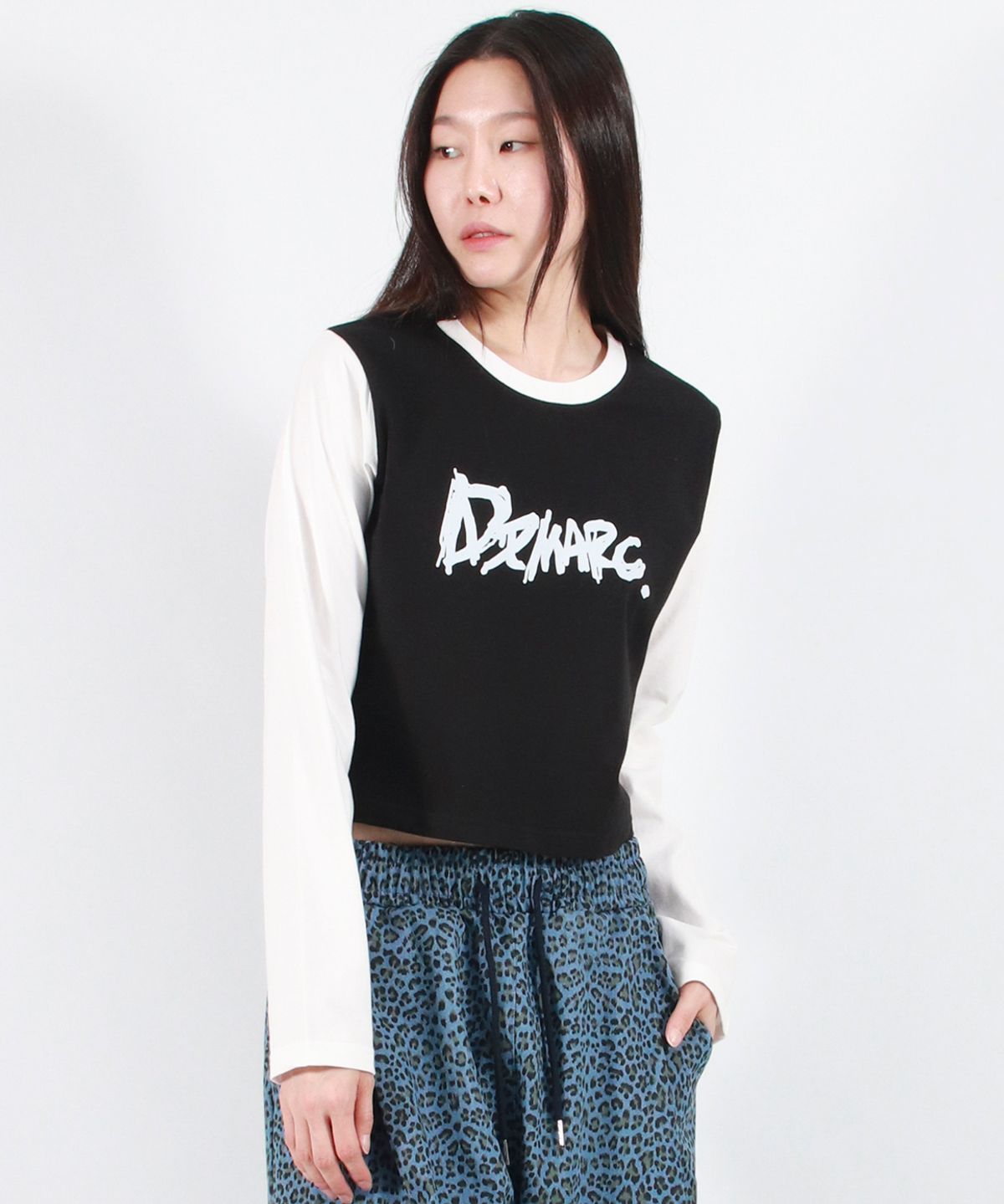 드마크(DEMARC) TOUCH LOGO COLOR-BLOCK SEMI CROP LONG SLEEVE -  Black&White