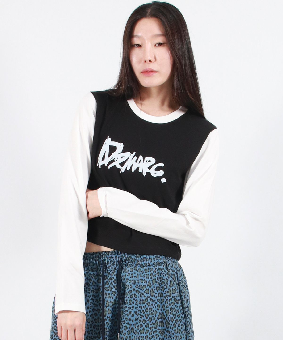 드마크(DEMARC) TOUCH LOGO COLOR-BLOCK SEMI CROP LONG SLEEVE -  Black&White