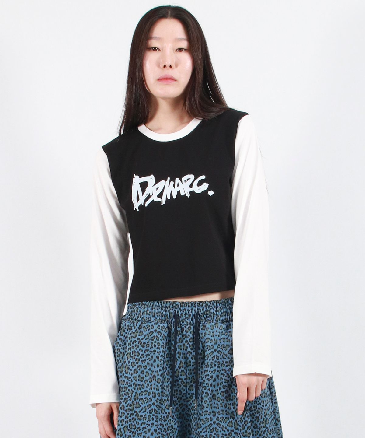 드마크(DEMARC) TOUCH LOGO COLOR-BLOCK SEMI CROP LONG SLEEVE -  Black&White