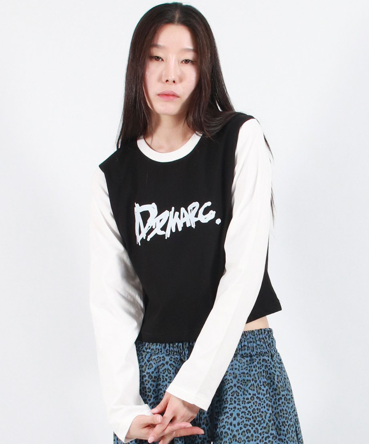 드마크(DEMARC) TOUCH LOGO COLOR-BLOCK SEMI CROP LONG SLEEVE -  Black&White
