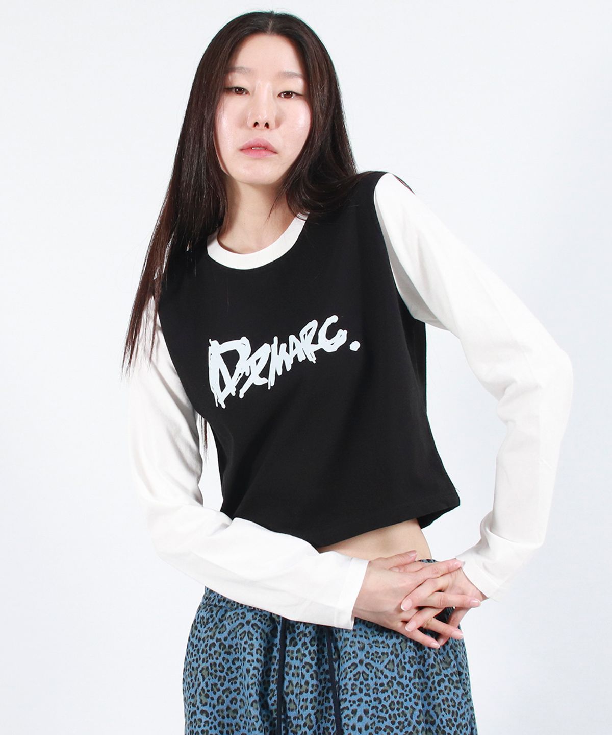 드마크(DEMARC) TOUCH LOGO COLOR-BLOCK SEMI CROP LONG SLEEVE -  Black&White