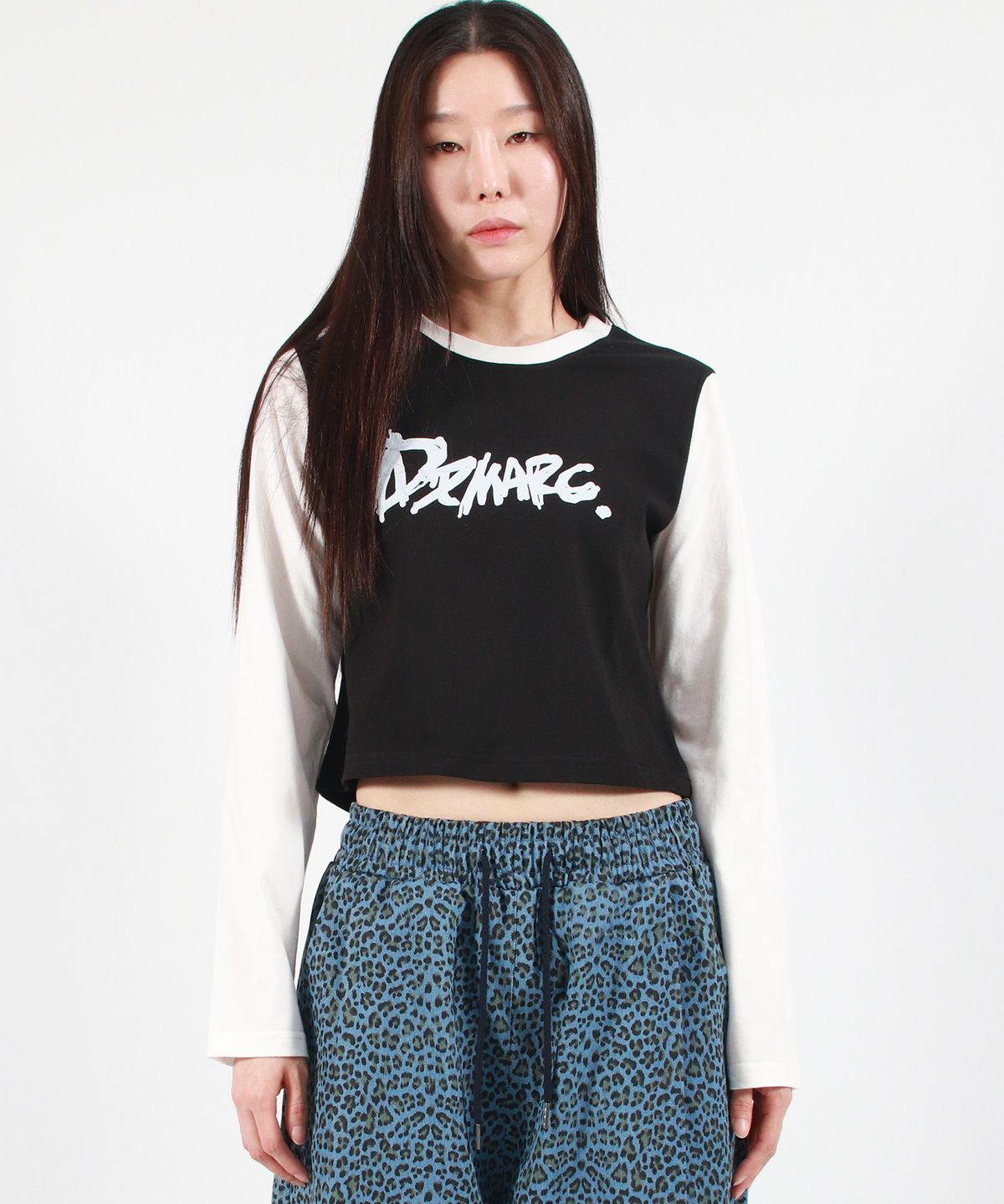 드마크(DEMARC) TOUCH LOGO COLOR-BLOCK SEMI CROP LONG SLEEVE -  Black&White