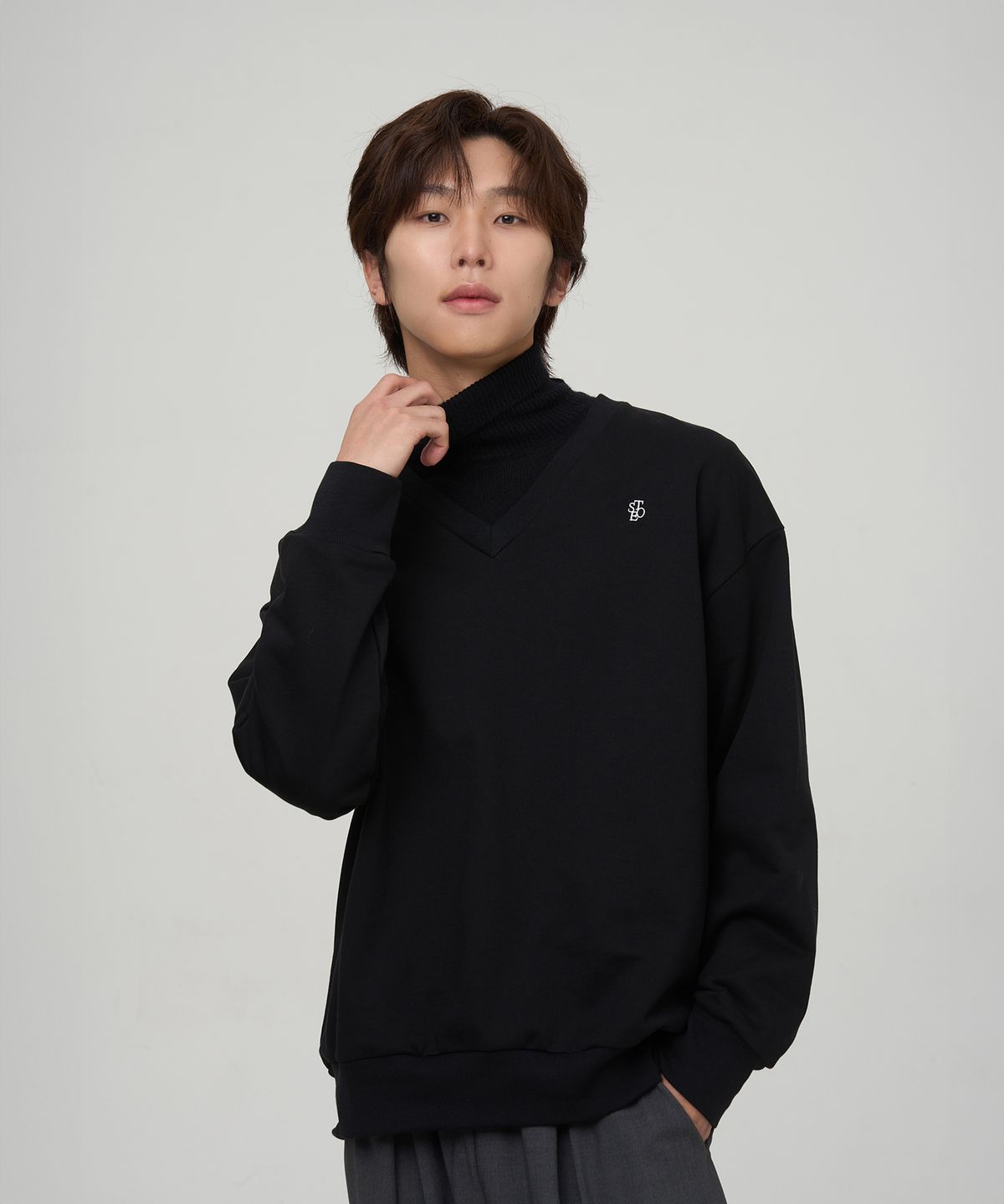 셀리티오(SELITIO) 오버핏 브이넥 스웻셔츠 블랙