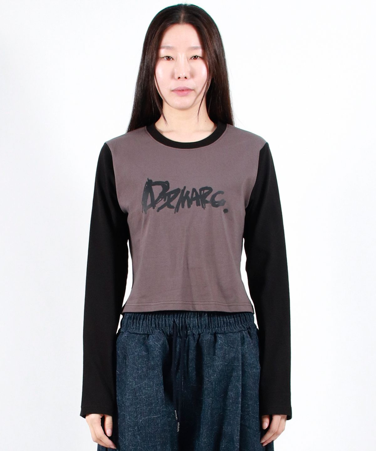 드마크(DEMARC) TOUCH LOGO COLOR-BLOCK SEMI CROP LONG SLEEVE -  Charcoal&Black