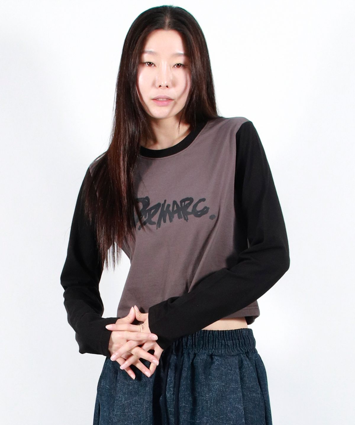 드마크(DEMARC) TOUCH LOGO COLOR-BLOCK SEMI CROP LONG SLEEVE -  Charcoal&Black