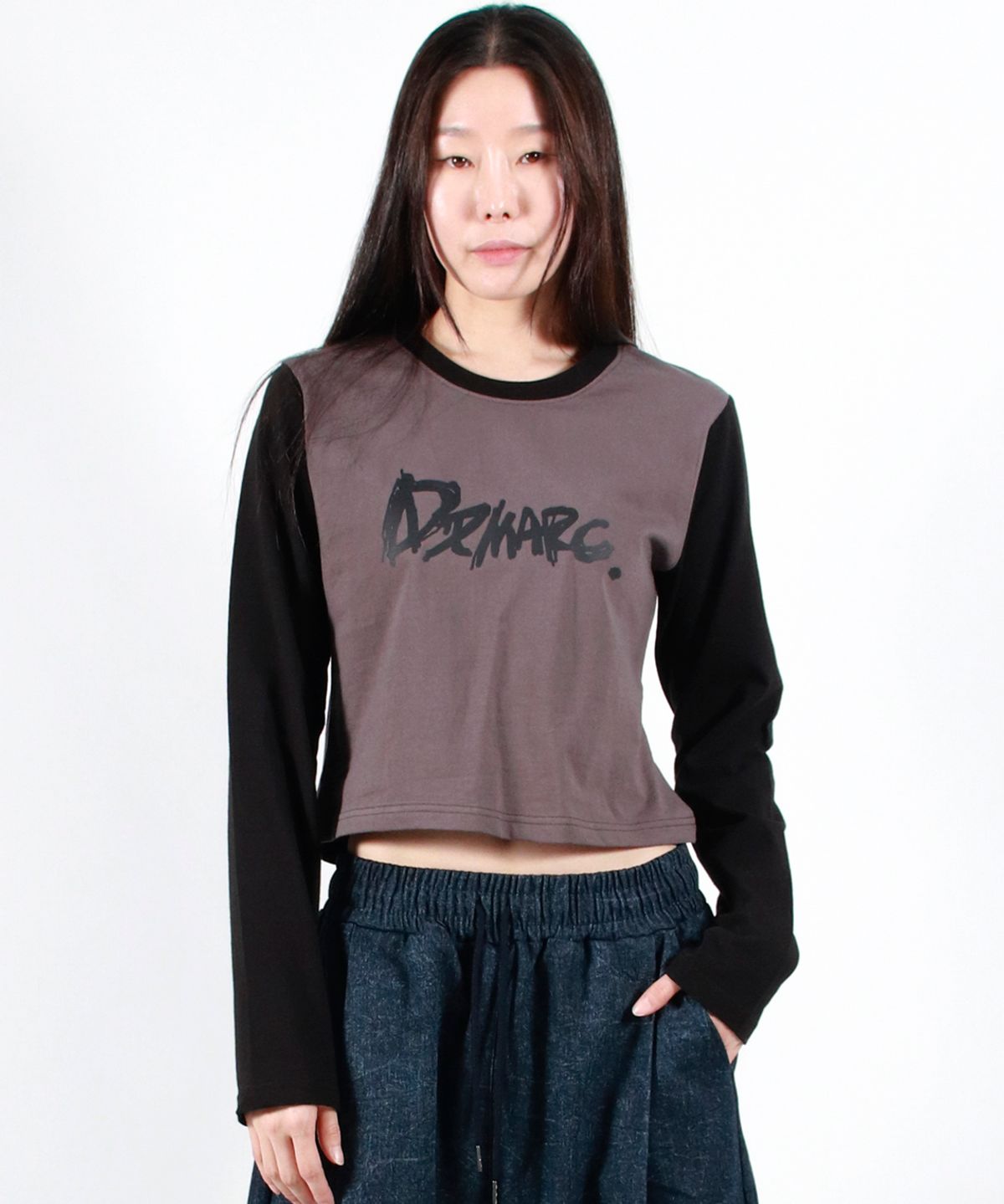 드마크(DEMARC) TOUCH LOGO COLOR-BLOCK SEMI CROP LONG SLEEVE -  Charcoal&Black